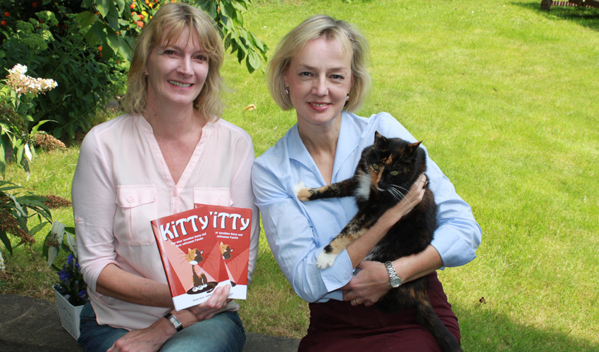 „Kitty – von einer sensiblen Katze und ihrer seltsamen Familie“ heißt ein Buch mit Katzengeschichten von Ariane Stech (im Bild rechts mit der echten Kitty), illustriert von Sabine Dräbing. Am 8. April, 19 Uhr, präsentieren sie ihr Buch bei einer Lesung im Café Schnurrke.